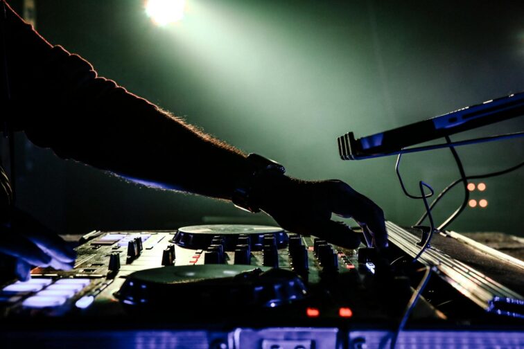 What is DJing ? A Beginner’s Guide to DJing and Mixing