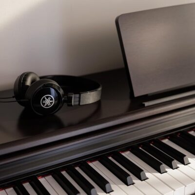 Yamaha Arius Series 88-Key Weighted Action Digital Piano for Aspiring Musicians, CFX Concert Grand Piano Voice, 3-Pedal Unit, Bench Included, Classic Upright Design, Dark Rosewood YDP145R