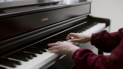 Yamaha YDP184 Console Digital Piano with Weighted 88-Key Graded Hammer 3 Action, CFX Concert Grand Piano Sound, Includes Bench (Dark Rosewood)