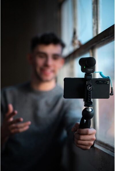 515qdV KnpL. AC SL1200 SENNHEISER Professional MKE 400 + Mobile Kit, Directional On-Camera Microphone with Smartphone Clamp & Manfrotto PIXI Mini Tripod, 509257, Auxiliary,Black