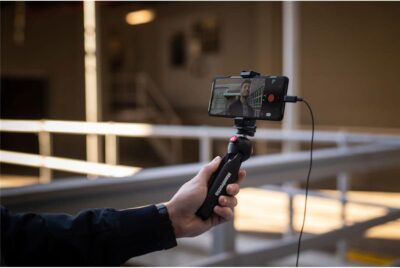 Sennheiser Pro Audio Sennheiser Professional MKE 200 + Mobile Kit, Directional On-Camera Microphone with Smartphone Clamp & Manfrotto PIXI Mini Tripod, 509256, Black