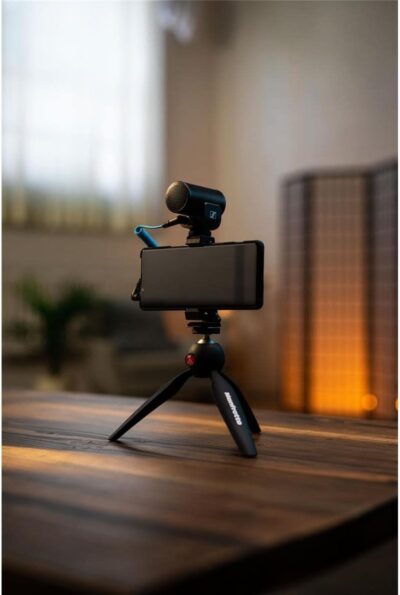 Sennheiser Pro Audio Sennheiser Professional MKE 200 + Mobile Kit, Directional On-Camera Microphone with Smartphone Clamp & Manfrotto PIXI Mini Tripod, 509256, Black