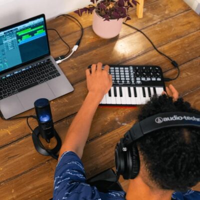 Audio-Technica AT2020USB-X Cardioid Condenser USB Microphone Bundled with Microphone Arm + Headphones + Wind Screen Pop Filter + Cleaning Cloth (5 Items)