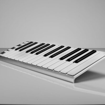 Xkey 25 USB MIDI Keyboard – Apple-Style Ultra-Thin Aluminum Frame, 25 Full-Size Velocity-Sensitive Keys, Polyphonic Aftertouch, Ultra-Low Latency, Simply Plug & Play on iPad, iPhone, Mac, PC