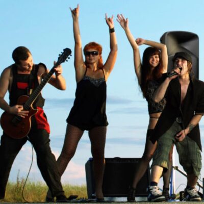 Behringer 2X EUROLIVE B112D HP 2-Way 12 PA Speaker System W/2 Cables / 2 Stands