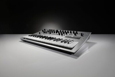 61USZNNGWkL. AC SL1500 Korg minilogue 37-key Polyphonic Analog Synthesizer w/ 16-step Sequencer, 4 Voices and OLED Oscilloscope (MINILOGUE)