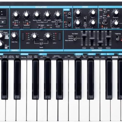 Novation Bass Station II Analog Mono-Synth Bundle with 3.0 4 Port USB Hub (2 Items)