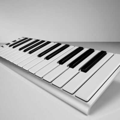 Xkey 25 USB MIDI Keyboard – Apple-Style Ultra-Thin Aluminum Frame, 25 Full-Size Velocity-Sensitive Keys, Polyphonic Aftertouch, Ultra-Low Latency, Simply Plug & Play on iPad, iPhone, Mac, PC