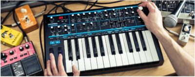 Novation Bass Station II Analog Mono-Synth Bundle with 3.0 4 Port USB Hub (2 Items)