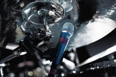 Shure BETA 57A Instrument Microphone – Supercardioid Dynamic Mic for Vocal and Instrumental Applications with High Output Neodymium Element, Durable Steel Mesh Grille and Shock Mount