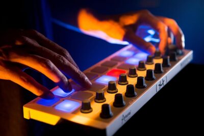 71e 6upL8YL. AC SL1500 Arturia – BeatStep – Compact MIDI Controller & Sequencer with Creative Software for Recording – 16 Pads, 16 Encoders