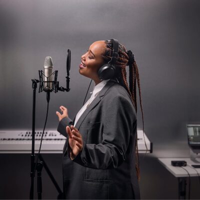 Rode NT1 5th Generation Condenser Microphone with SM6 Shockmount and Pop Filter,Silver