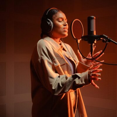 beyerdynamic PRO X M90 Side Addressed Condenser Microphone with Storage Bag, Pop Filter, and Shock Mount