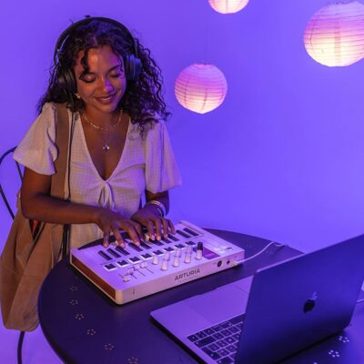 71qQ7TpM1AL. AC SL1500 Arturia MiniLab 3 – Universal MIDI Controller for Music Production, with All-in-One Software Package – 25 Keys, 8 Multi-Color Pads – White