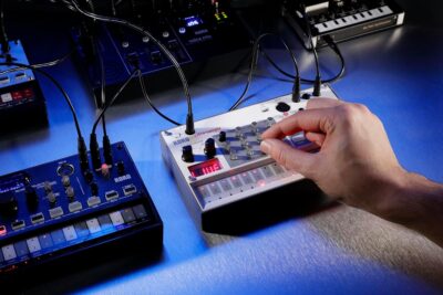 Korg Volca Sample 2 Digital Sample Sequencer Drum Machine w/Pattern Chain Mode and 16-step Sequencer