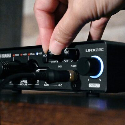 Yamaha 2-in/2-out USB-C Audio/MIDI Interface with 32-bit/192kHz Support, 2 combo Inputs, DSP-Powered Mixing/Effects, Steinberg Software Suite, Black URX22C