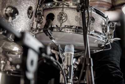 Shure BETA 57A Instrument Microphone – Supercardioid Dynamic Mic for Vocal and Instrumental Applications with High Output Neodymium Element, Durable Steel Mesh Grille and Shock Mount