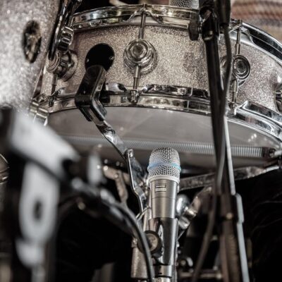 Shure BETA 57A Instrument Microphone – Supercardioid Dynamic Mic for Vocal and Instrumental Applications with High Output Neodymium Element, Durable Steel Mesh Grille and Shock Mount