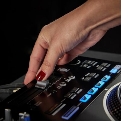 Pioneer DJ DDJ-REV7 2-deck Serato DJ Controller