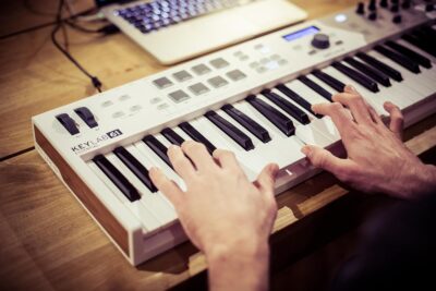 81pMDe6a EL. AC SL1500 Arturia KeyLab Essential mk3 — 61 Key USB MIDI Keyboard Controller with Analog Lab V Software Included