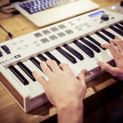 81pMDe6a EL. AC SL1500 Arturia KeyLab Essential mk3 — 61 Key USB MIDI Keyboard Controller with Analog Lab V Software Included