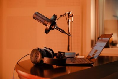 beyerdynamic M 70 PRO X Dynamic Broadcast Microphone for Streaming and podcasting with XLR Connector incl. pop Filter and Shock Mount