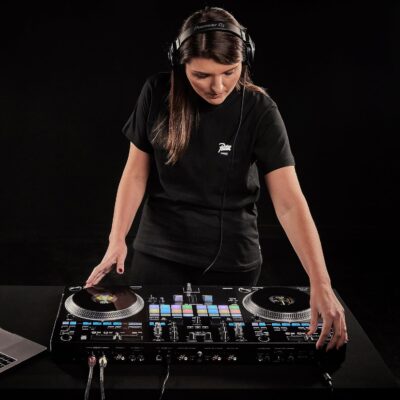 Pioneer DJ DDJ-REV7 2-deck Serato DJ Controller