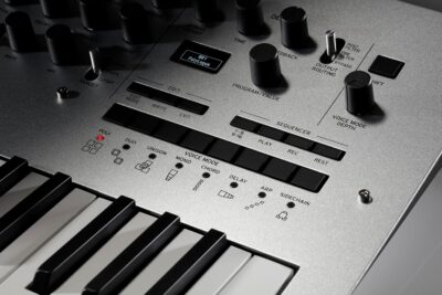 91uNa5uZEmL. AC SL1500 Korg minilogue 37-key Polyphonic Analog Synthesizer w/ 16-step Sequencer, 4 Voices and OLED Oscilloscope (MINILOGUE)