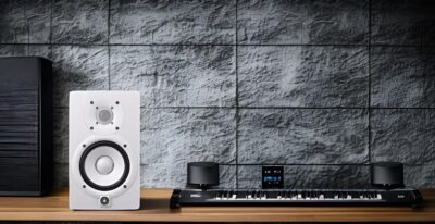 YAMAHA HS5 W 5-Inch Powered Studio Monitor (White, 2-Pack) Bundle (2 Items)