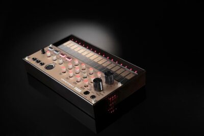 Korg Volca Keys Analogue Loop Synthesizer Polyphonic w/Simple-three Voice Analog and Self Tuning