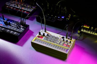 Korg Volca Sample 2 Digital Sample Sequencer Drum Machine w/Pattern Chain Mode and 16-step Sequencer