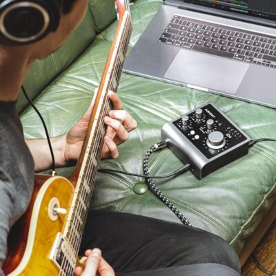 91TpivlVQeL. AC SL1500 1781170408 5112 Audient Audio Interface iD4 MKII, Class A Console Microphone Preamp (High Speed USB-C, Monitor Mix and Monitor Panning Function, 2 Headphone Outputs, Mac/PC/iOS Compatible), Black